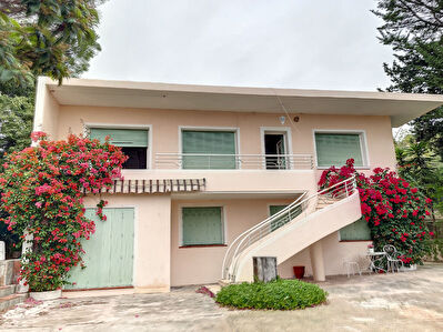 Appartement Haut de villa Toulon Brunet de 4 pieces de 100 m2