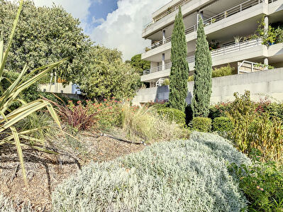 Appartement Toulon T2 de 40.63 m2 Terrasse 31.41m2 et Garage ferme securise