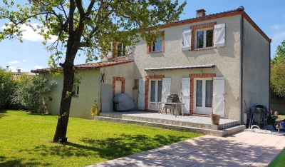 Cugnaux 31270 villa T6 185 m2 sur un terrain de 1500m2 avec piscine -2 grands cabanons