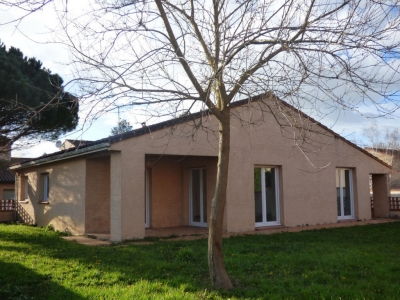 L'ISLE JOURDAIN 32600 Beau Pavillon T4 recent tres bon etat de 106,7m2 jardin cloture de 350m2 terrasse de 8.54m2, garage de 20,71m2