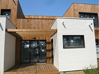 CORNEBARIEU 31700 belle Villa Standing Recente Duplex (2013) de 75,77m2 en face d'un bois !Terrasse et jardin, 66 m2 ,Un Box, un parking, 2 salles de bains , Cuisine equipee