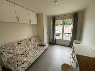 Toulouse 31300 appartement T1 meuble de 15m2 en tres bon etat avec place de parking proche au pied du tramway et de l'hopital purpan