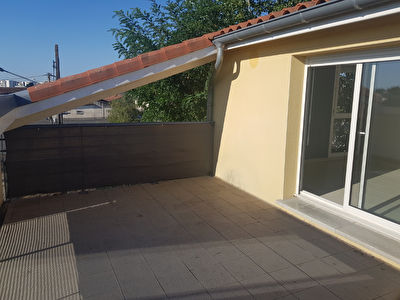 LAUNAGUET 31140 SANS FRAIS AGENCE Beau T4 recent de 78.13m2 terrasse de 16m2 2 places de parking securisees, cuisine separee, Double exposition deux places de parking