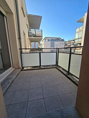 Toulouse 31500 Quartier JOLIMONT Sans frais agence Agreable T2 recent de 45.58m2 avec terrasse de 3.80m2 , 1 parking en sous sol