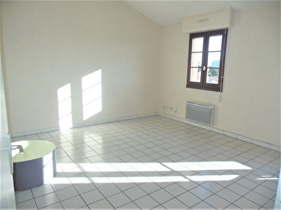 Toulouse minimes 31200 Canal du midi Metro ,Agreable T3 DUPLEX de 76.01m2 de surface au sol et 60.4m2 habitable avec hauteur a plus de 1.80m ,en dernier etage- grenier-nombreux rangements-parking sous sol