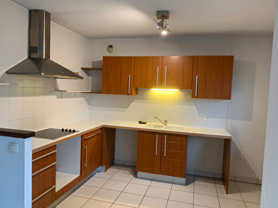 Toulouse 31200 secteur Barriere de Paris a deux pas du Metro (5 minutes a Pied) Beau T3 Recent Spacieux , en 2eme et dernier etage, de 71.04 m2 , 2 terrasses, 1 parking securise , en face commerces