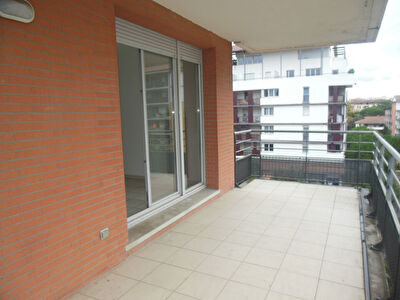 Toulouse 31200 Canal du Midi Agreable T3 SANS FRAIS AGENCE Tres bien agence recent lumineux de 60.5m2 terrasse de 11.75m2 1 place de parking sous sol