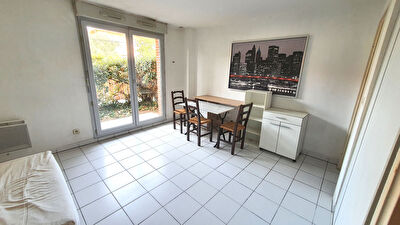 Appartement Toulouse T1 meuble 21m2 avec terrasse, jardinet et une place de parking.