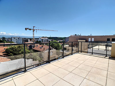 Danton Victor Hugo T2 neuf de 37,5m2 en dernier etage terrasse de 17m2 et garage
