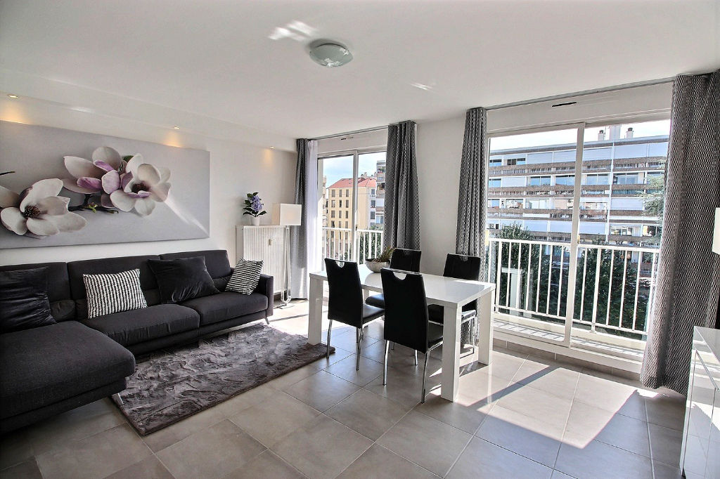photos n°1 Place Saint-Louis / Jean Macé Appartement Lyon 4 pièce(s) 80 m2