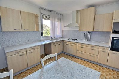 VENISSIEUX VILLAGE - T4 - 90M2 - GARAGE - TRAVERSANT - PROXIMITE TRAMWAY - METRO - BUS
