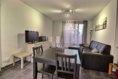 Proximite metro parilly: coquet T3 loggia fermee et place de parking prvative