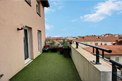 SUD DE LYON - TRAMWAY T10 - SAINT FONS - APPARTEMENT T3 - 71M2 - PROCHE AXES ROUTIERS - COMMERCES - ECOLES