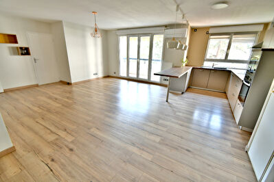 Appartement T4, balcon a vivre, vaste piece de vie, traversant, Lyon 69003 Ferrandiere