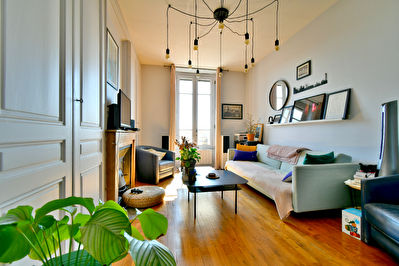 Appartement T2 Vlleurbanne Charpennes 69100, dernier etage, bel ancien renove, traversant Est-Ouest, lumineux, sans vis a vis