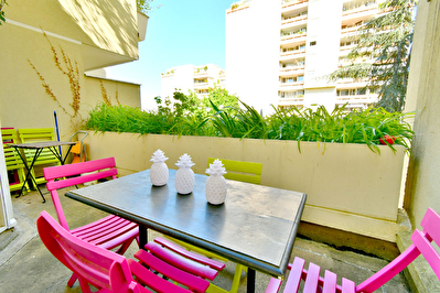 Appartement T2 Villeurbanne Coeur Gratte ciel 69100, terrasse a vivre, traversant Est-Ouest, lumineux, metro a 3 mn a pied