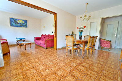 Appartement T4 Villeurbanne 69100, entre Gratte Ciel et Ferrandiere, 3eme etage, lumineux, 2 balcons et garage