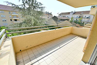 Appartement T4, Villeurbanne 69100 Republique, balcon a vivre, traversant Est-Ouest, garage et cave