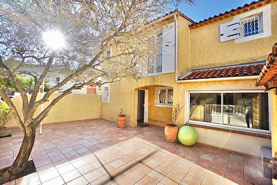 Villa dans un domaine securise, proche toutes commodites