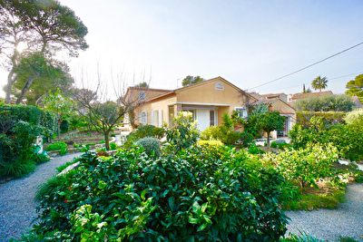 Magnifique villa de plain pied de 7 pieces avec piscine interieure chauffee proche mer et tous commerces