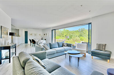 Villa 180m2 + 3800m2 de terrain * proche centre ville * Saint Raphael