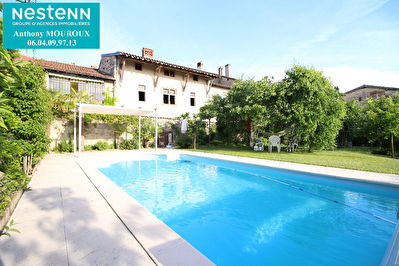Maison de village avec terrain et piscine