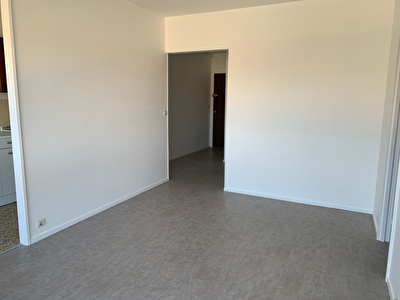 CHARTRES, appartement 2 pieces avec parking