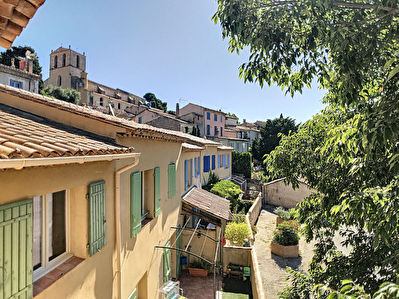 Cucuron - Appartement avec balcon et places de parkings
