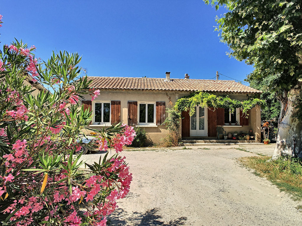 Villa plainpied avec dependance T2 et hangar sur 2300 m2 de terrain