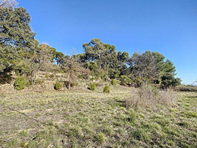 Pertuis - Terrain constructible de 2252 m2