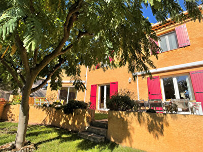 Impeccable villa de 156 m2, dependance de plain-pied, garage et jardin