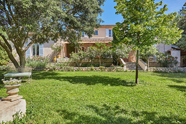 Cucuron - Propriete de caractere de 285 m2 habitables, tres beau terrain arbore