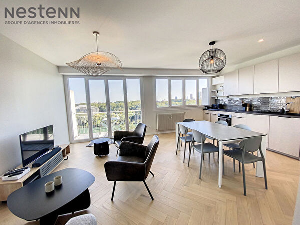 A saisir : T3 en etage eleve avec balcon et vue 180 a degres sur tout Lyon (a renover)