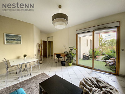 Rare - Grand T2 57m2 en Rez de jardin avec un bel exterieur de plus de 23m2 bien arbore au calme au bourg de Caluire