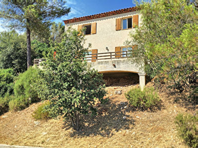 Vue panoramique pour cette villa T3 en R+1 de 70m2 sur 735m2 au Val