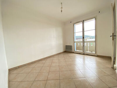 BRIGNOLES. Proche commodites. Appartement T3 avec terrasse