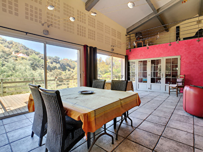 GRANDE MAISON D'ARCHITECTE DE PRES DE 400m2 UTILES AU PIED DES MONTAGNES