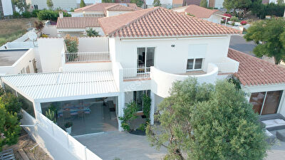 VILLA 4 FACES R+1 190M2 /7 PIECES AVEC PISCINE