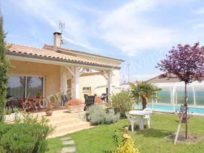 AGREABLE VILLA DE 2006 AVEC PISCINE COUVERTE VUE PYRENEES