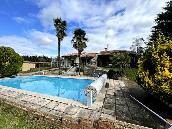 PROCHE CENTRE VILLE : VILLA DE PLAIN PIED DE TYPE 6 AVEC PISCINE SUR UN PARC DE 3007 M2