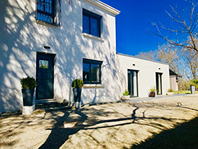 MIREPOIX PROCHE CENTRE : MAISON D'ARCHITECTE DE TYPE 6 AVEC PISCINE ET GRAND TERRAIN