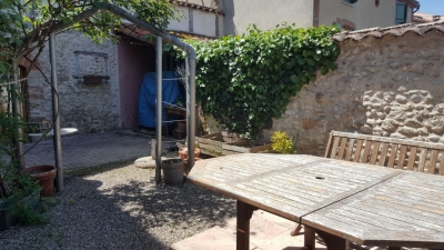 MAISON DE VILLAGE RENOVEE AVEC TERRASSE ET JARDIN