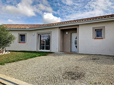 LA TOUR DU CRIEU : VILLA RECENTE DE PLEIN PIED DE TYPE 4 SUR 458 M2 DE TERRAIN