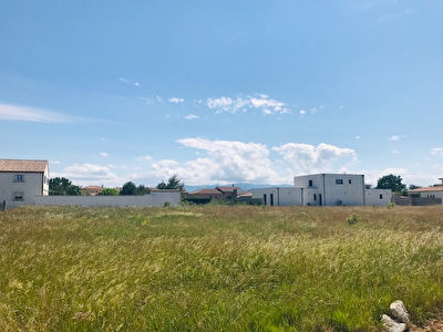 LA TOUR DU CRIEU : TERRAIN PLAT DE 1273 M2 SEMI VIABILISE . SECTEUR CALME