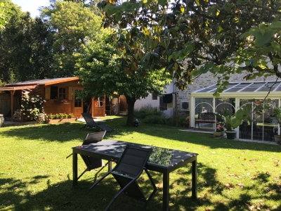 MAISON DE VILLAGE AVEC JARDIN, RENOVEE AVEC CHARME