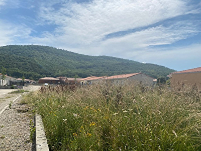 A SEULEMENT 5 MINUTES DE FOIX : TERRAIN CONSTRUCTIBLE VIABILISE DE 491 M2 BIEN SITUE