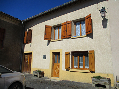 MAISON 86 M2 + 600 M2 DE DEPENDANCES + 5 HA DE TERRAIN ATTENANT