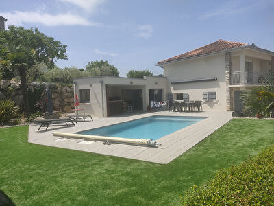 MAISON DE TYPE 5 AVEC PISCINE A VENDRE SUR 1106 M2 DE TERRAIN DANS UN QUARTIER CALME ET PRISE