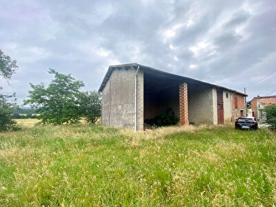 A 5 MINUTES DE LA TOUR DU CRIEU : ENSEMBLE IMMOBILIER A RENOVER A VENDRE COMPRENANT UNE HABITATION ET DEUX DEPENDANCES