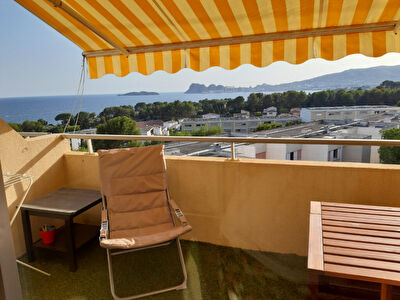 Appartement La Ciotat 1 piece 21 m2 vue mer avec une terrasse.